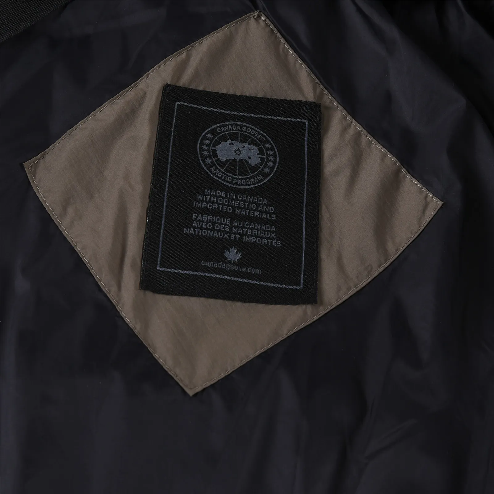 P850 with dust bag +10 Ouyang Nana 2nd generation latest CANADA GOOES goose black label down jacket A must-have goose black label down jacket in the outerwear industry! The latest designer styles! Big goose down jacket has always been a fashion favorite and is loved by celebrities from all walks of life! Fashionable hooded cut, high-end customer-supplied fine goose down, high resilience, smooth zipper, strong and firm. Pockets on both sides can store small items, free your hands, and you can go out without worries. It can also meet the need of putting your hands in your pockets👏👏Produced by Big Goose, it can be used as a group uniform by many celebrities. This down jacket uses a double-layer anti-down lining design, which has strong windproof performance and will be very warm in winter! New standard 90% goose down filling, high fluffiness, windproof hooded design. When walking outdoors, pull the collar to the highest position, put your hands in the pockets and it will be very warm. It can be easily controlled by all body types! The interior is equipped with an elastic snow skirt design for better wrapping. The simple and neat style design highlights the masculine temperament. The impeccable style is classic and never goes out of style. It is warm and practical, and it is versatile! You can enter with your eyes closed! Color: Black Khaki Size: XS-XXL